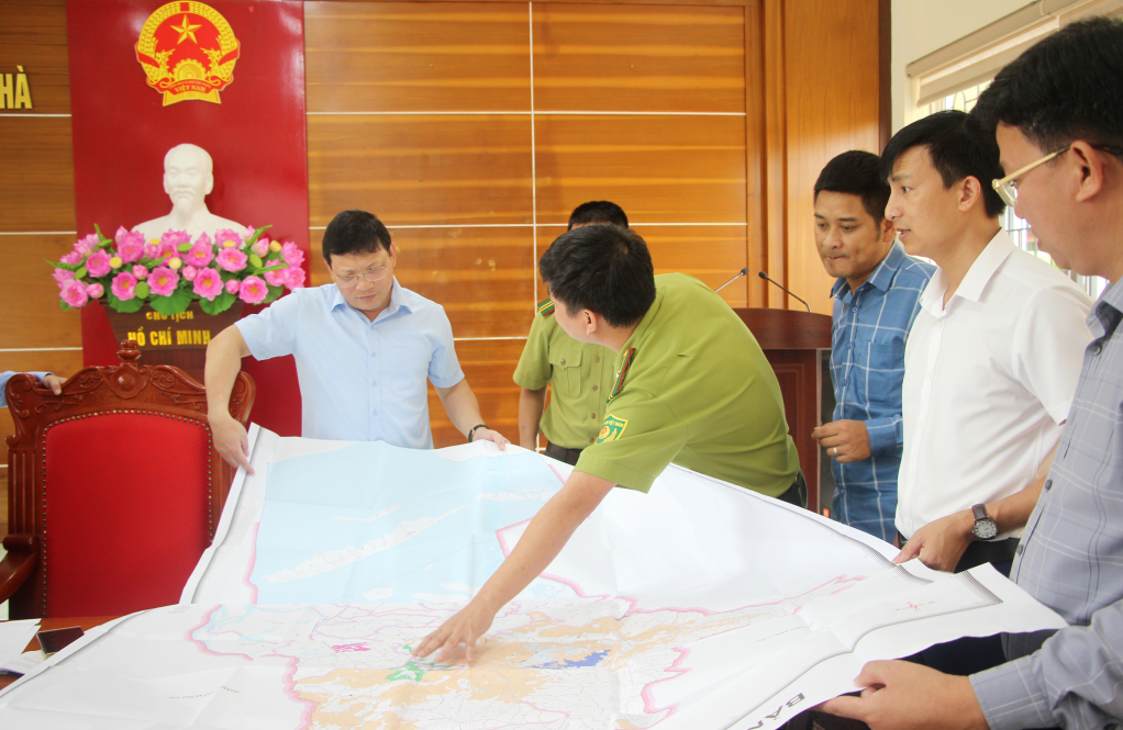 Đồng chí Nghiêm Xuân Cường, Phó Chủ tịch UBND tỉnh, nghe các ngành, địa phương huyện Hải Hà báo cáo diện tích đất rừng trên địa bàn.