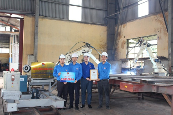 Đoàn Than Quảng Ninh trao thưởng cho Công trình “Nghiên cứu, thiết kế, chế tạo hàn tổ hợp toa xe bằng hệ thống hàn robot tự động” do Đoàn Thanh niên Công ty CP Công nghiệp Ô tô triển khai.