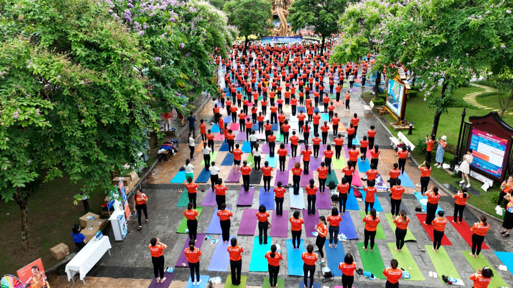  Màn đồng diễn Yoga với gần 2000 người tham gia bên bờ Vịnh Hạ Long – Kỳ quan di sản thiên nhiên thế giới.