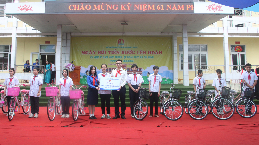 Các đơn vị Đoàn trao tặng xe đạp cho học sinh vượt khó học tốt tại Trường THCS Trới (TP Hạ Long) tại Ngày hội “Tiến bước lên Đoàn” cấp tỉnh tháng 3/2024. Ảnh: Nguyễn Dung