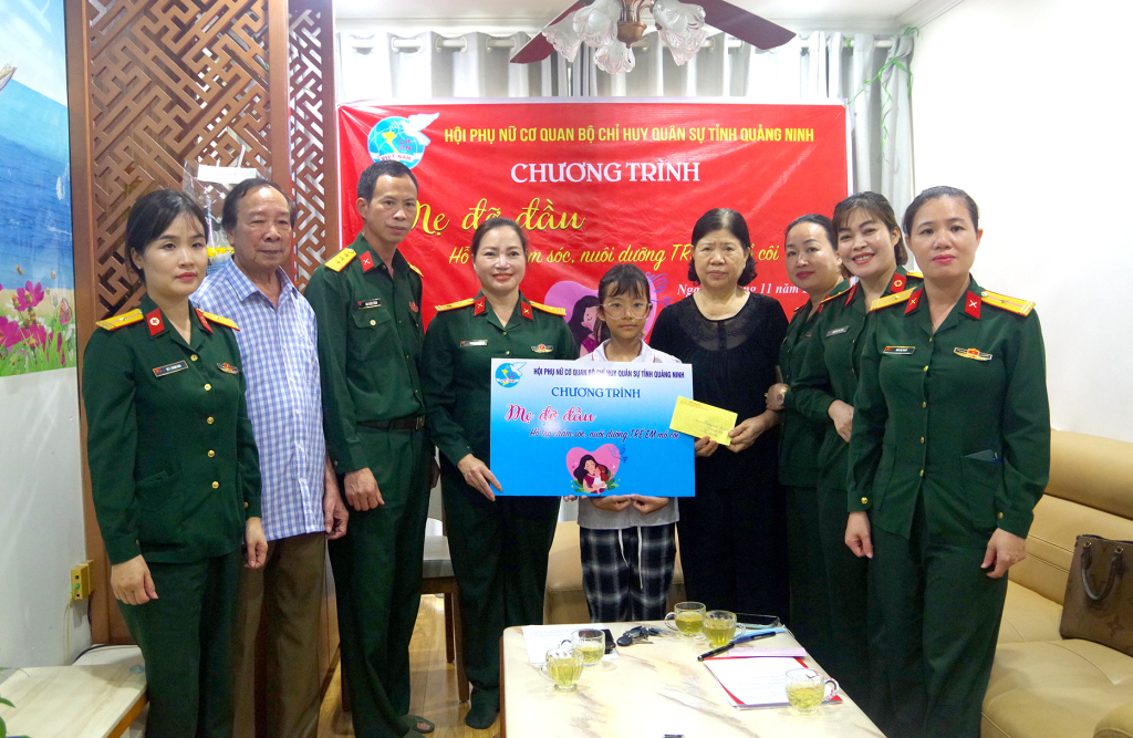 Hội Phụ nữ Cơ quan Bộ CHQS tỉnh trao hỗ trợ cho em Vũ Thanh Hiền trong Chương trình Mẹ đỡ đầu. Ảnh: Phạm Hà (Bộ CHQS tỉnh)