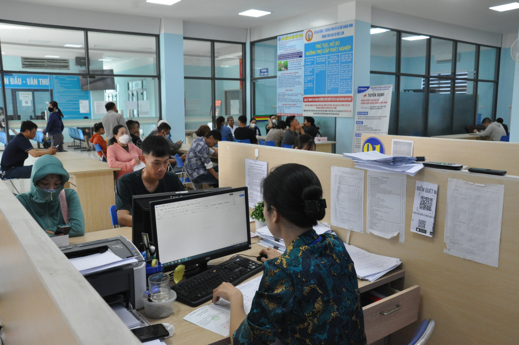 Cán  bộ, nhân viên Trung tâm Dịch vụ việc làm (Sở LĐTB&XH tỉnh) tư vấn xuất khẩu lao động cho người dân tại trung tâm.