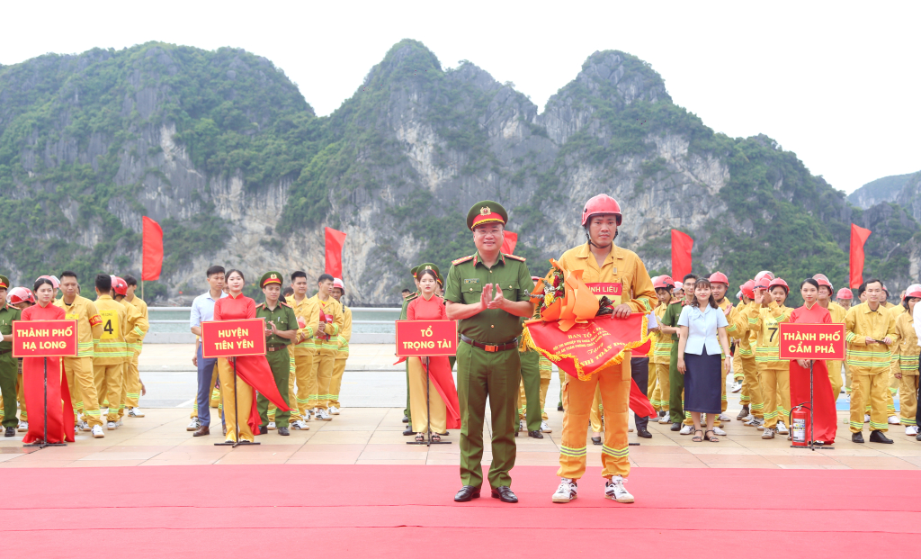 Ban Tổ chức trao giải Nhì cho đội huyện Bình Liêu.