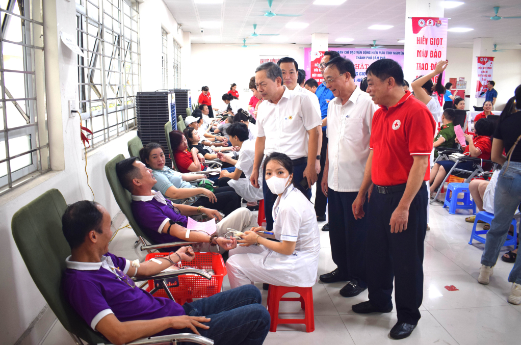 Lãnh đạo Hội Chữ thập đỏ tỉnh và lãnh đạo TP Cẩm Phả động viên những người tham gia hiến máu