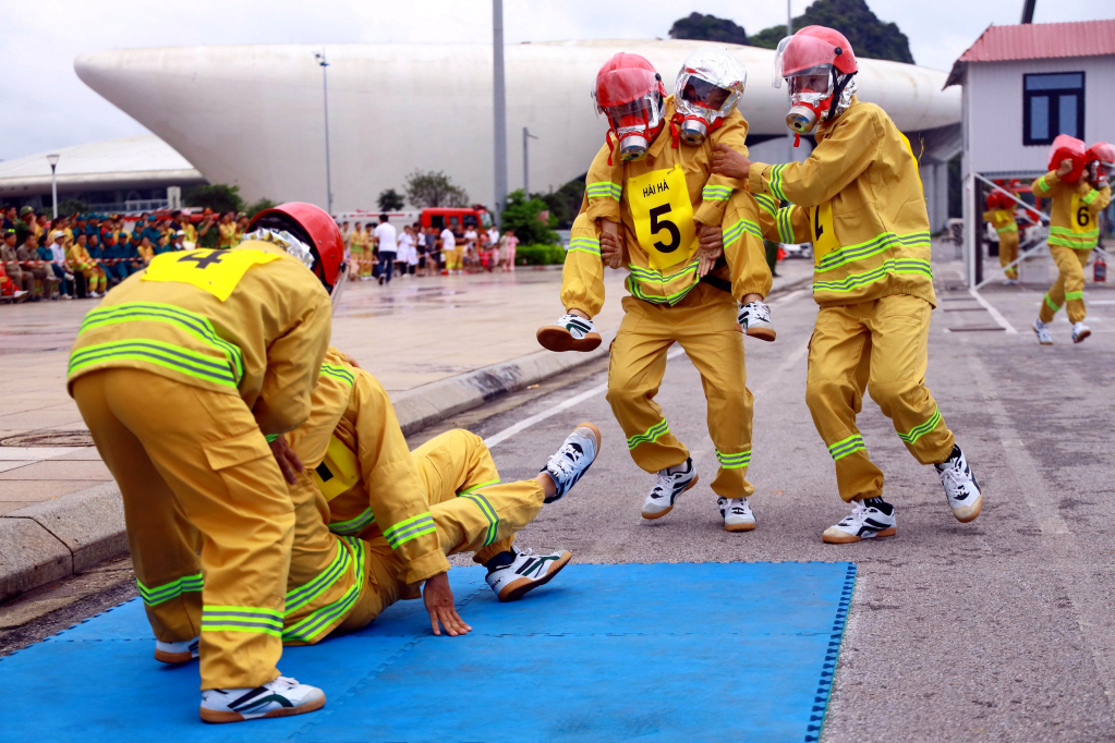 Các vận động viên xử lý tình huống cứu hộ, cứu nạn khi có cháy.