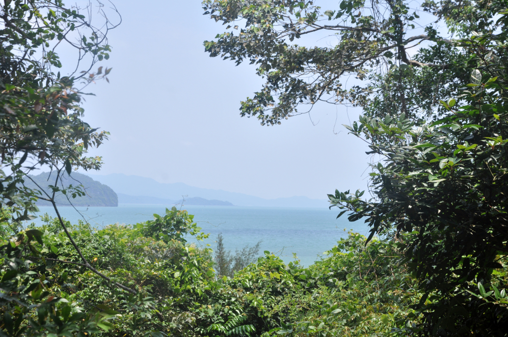 Một góc nhìn thơ mộng từ đảo Ba Mùn ra vịnh Bái Tử Long trong xanh.