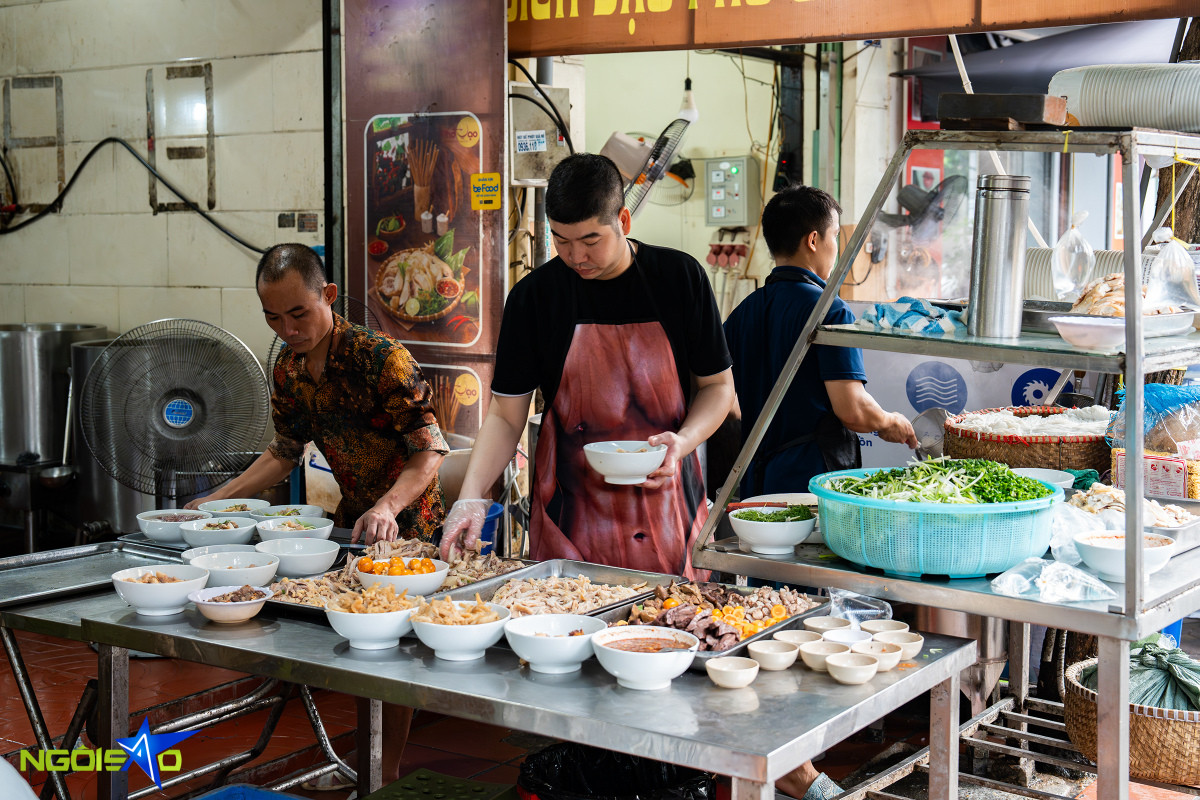 Hanoi comfort food: decades of chicken pho satisfaction