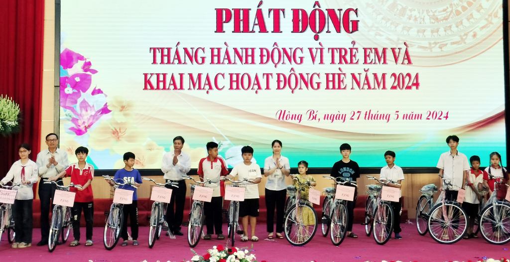 Lãnh đạo Hội Bảo trợ NKT-TMC tỉnh và đại diện UBND TP Uông Bí trao tặng xe đạp, tặng quà cho học sinh mồ côi, khuyết tật khó khăn trên địa bàn TP Uông Bí.