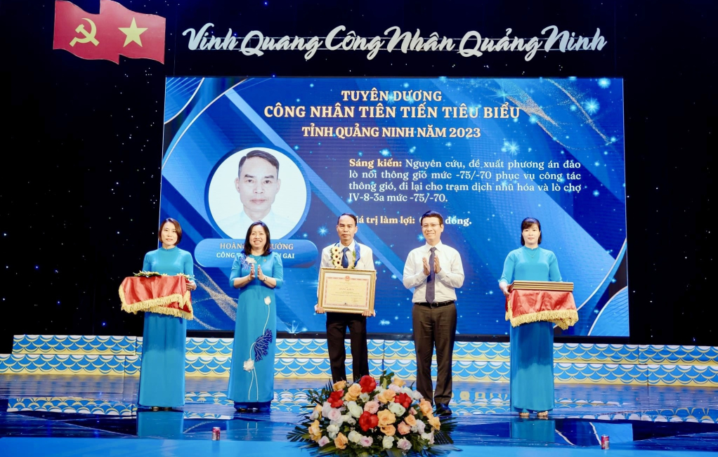 Lãnh đạo Tổng LĐLĐ Việt Nam và Ban Tuyên giáo Tỉnh ủy tặng bằng khen của UBND tỉnh cho công nhân tiên tiến tiêu biểu Hoàng Phó Bưởng tại lễ phát động Tháng Công nhân năm 2024.