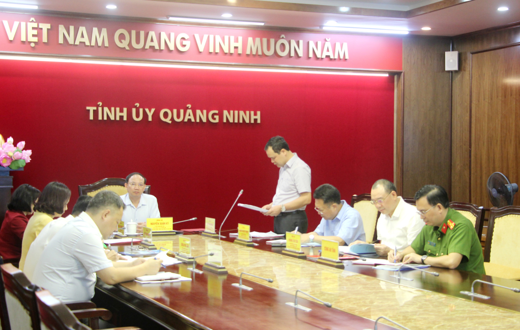 Đồng chí Điệp Văn Chiến, Trưởng Ban Nội chính Tỉnh ủy, báo cáo tại cuộc họp.
