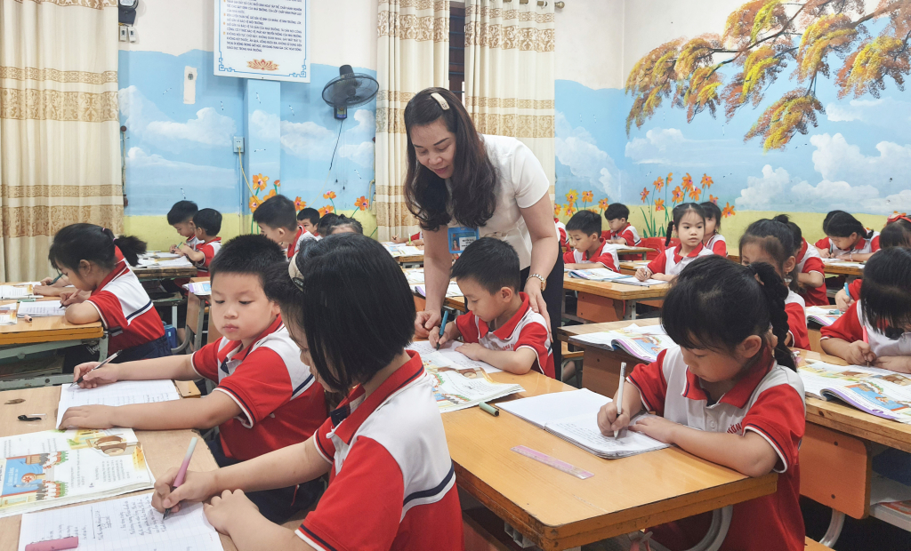 Cô giáo Nguyễn Thị Hà (Trường Tiểu học Yên Thanh) tận tình chỉ bảo học sinh.