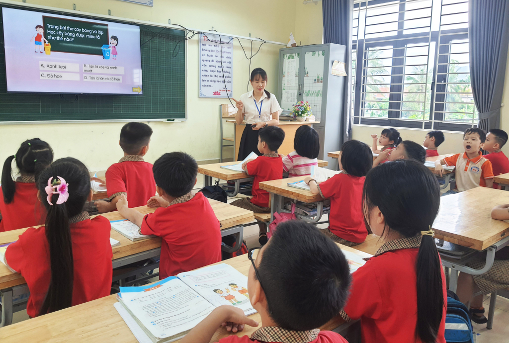 Cô giáo trẻ Vũ Thị Việt Trinh (Trường Tiểu học Lê Lợi) ứng dụng CNTT trong giảng dạy.