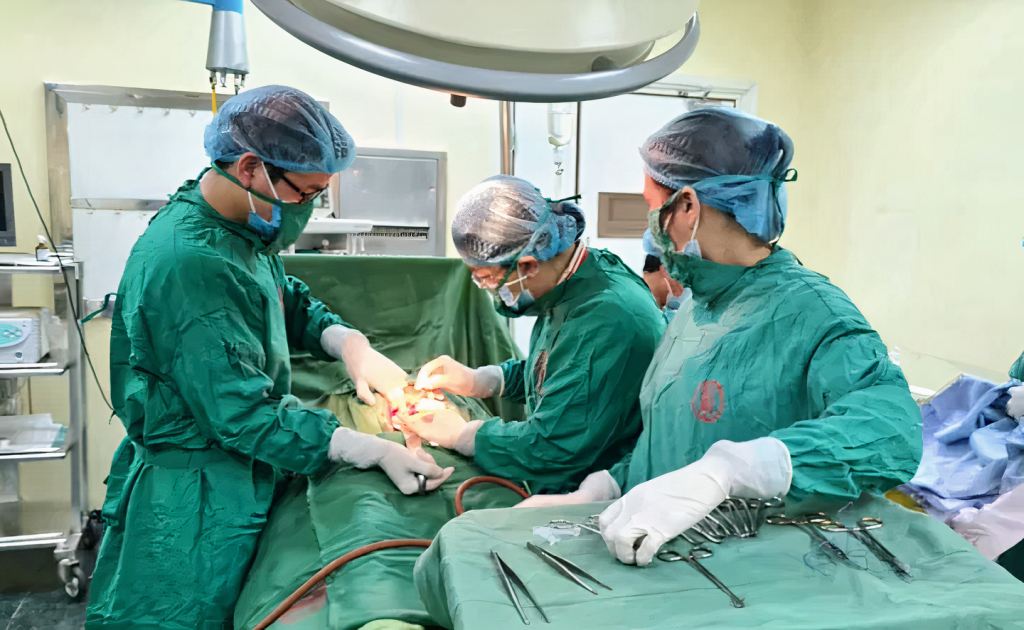 Các bác sĩ Bệnh viện Việt Nam – Thụy Điển tiến hành phẫu thuật cứu sống sản phụ có nguy cơ xuất huyết nặng khi sinh. Ảnh: Bệnh viện cung cấp