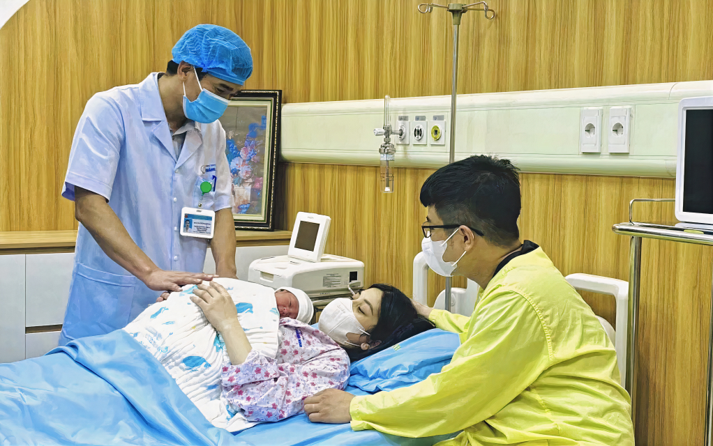 Các bác sĩ Bệnh viện Sản nhi Quảng Ninh thăm hỏi sức khỏe sản phụ sau sinh.