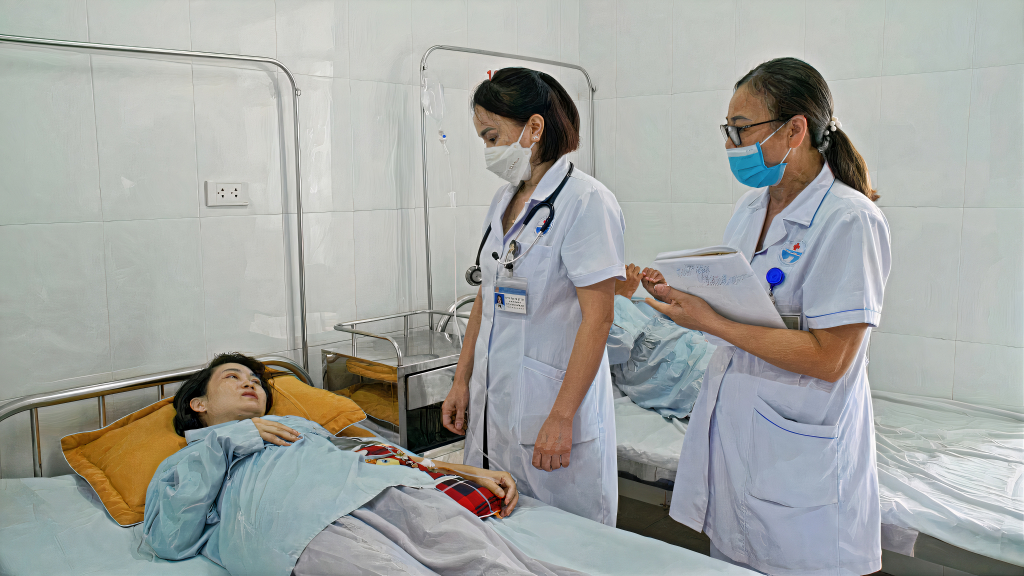 Bác sĩ Trung tâm Y tế huyện Đầm Hà thăm khám cho phụ nữ mang thai.