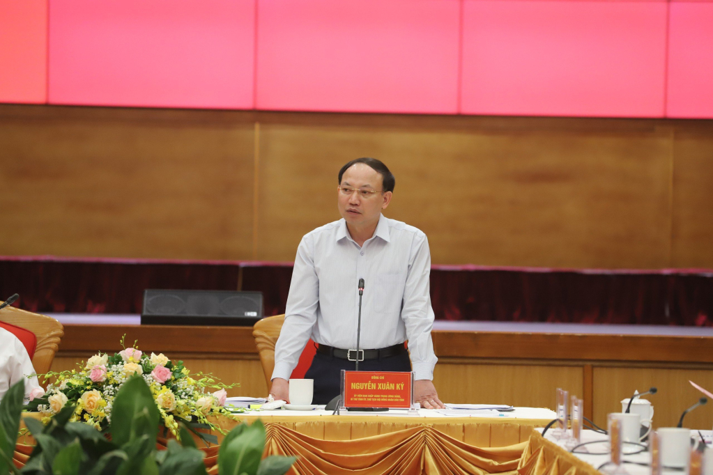 Đồng chí Nguyễn Xuân Ký, Ủy viên BCH Trung ương Đảng, Bí thư Tỉnh ủy, Chủ tịch HĐND tỉnh phát biểu tại buổi làm việc.