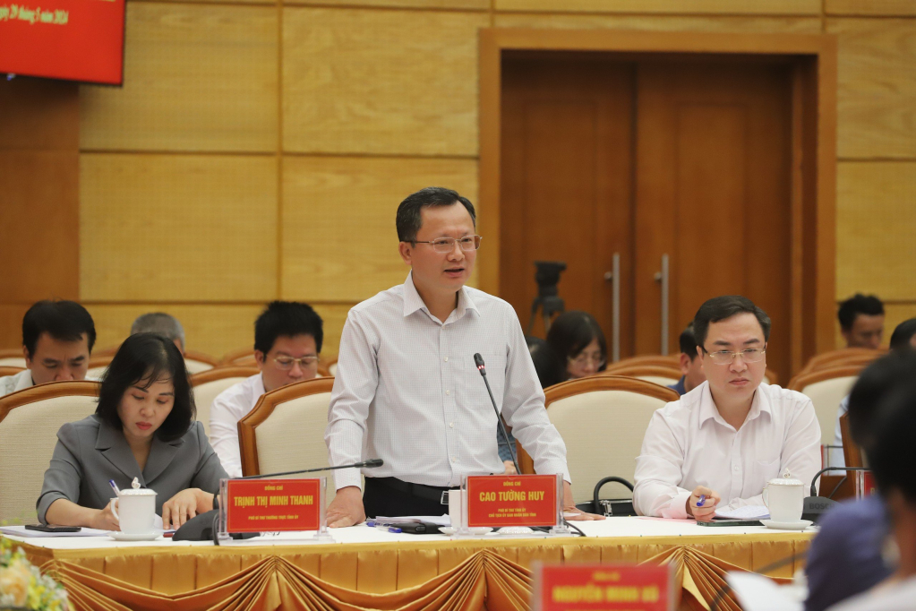 Đồng chí Cao Tường Huy, Phó Bí thư Tỉnh ủy, Chủ tịch UBND tỉnh, phát biểu tại buổi làm việc.