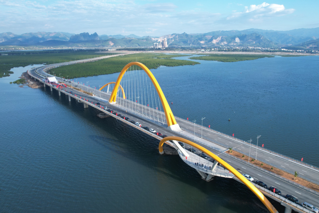 Cầu Bình Minh nối đôi bờ vịnh Cửa Lục (TP Hạ Long) được đầu tư từ nguồn vốn đầu tư công trung hạn 2021-2025.