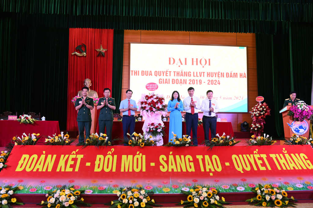 Lãnh đạo Huyện ủy- HĐND- UBND huyện tặng hoa chúc mừng Đại hội.