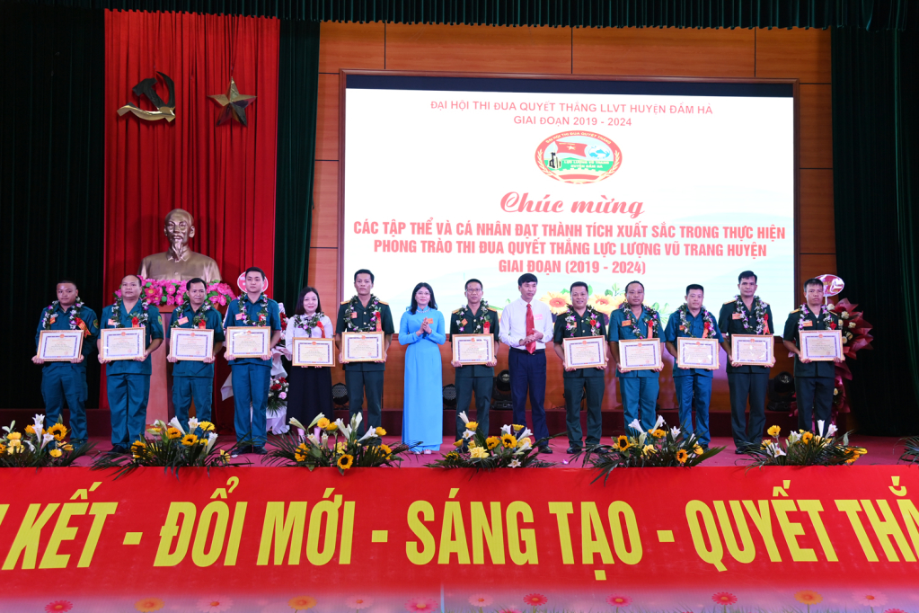 Lãnh đạo huyện Đầm Hà trao thưởng cho các tập thể, cá nhân có thành tích xuất sắc trong Phong trào Thi đua Quyết thắng LLVT thành phố giai đoạn 2019 - 2024. 