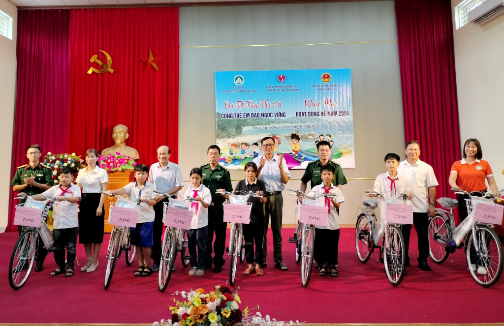 7 xe đạp được trao cho 7 học sinh có hoàn cảnh khó khăn.