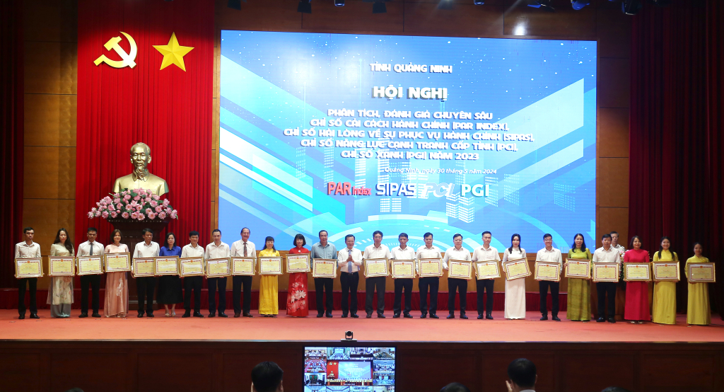Đồng chí Cao Tường Huy, Phó Bí thư Tỉnh ủy, Chủ tịch UBND tỉnh trao Bằng khen của UBND tỉnh cho các cá nhân có thành tích xuất sắc.