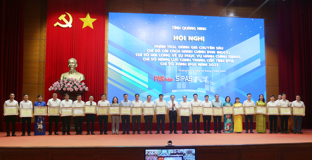 Đồng chí Nguyễn Xuân Ký, Ủy viên Trung ương Đảng, Bí thư Tỉnh ủy, Chủ tịch HĐND tỉnh trao Bằng khen của UBND tỉnh cho các tập thể có thành tích xuất sắc.