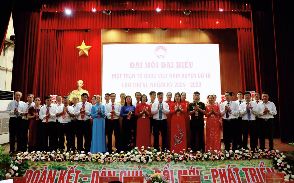 UBND huyện Cô Tô khen thưởng cho 6 tập thể và 3 cá nhân vì có thành tích xuất sắc.