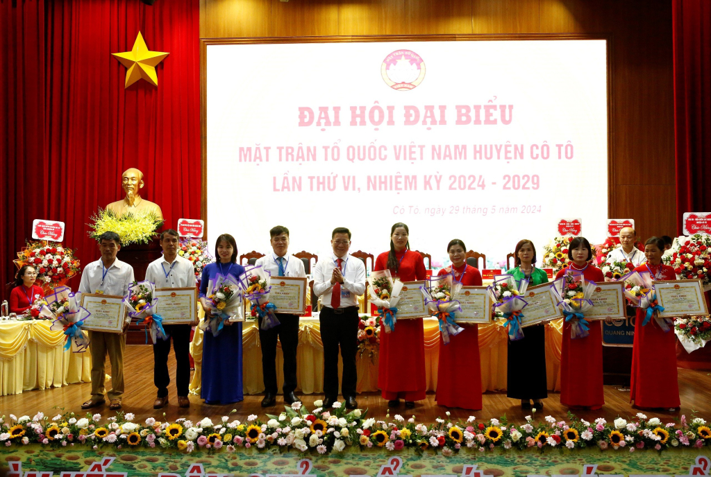  UBND huyện Cô Tô khen thưởng cho 6 tập thể và 3 cá nhân vì có thành tích xuất sắc.