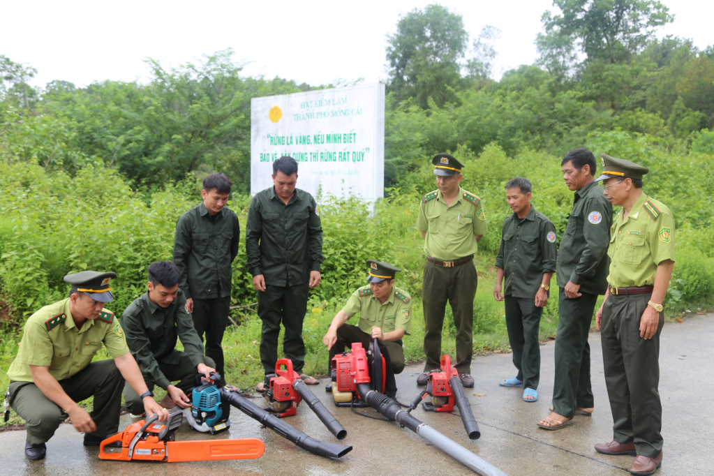 Cán bộ Hạt kiểm lâm Móng Cái hướng dẫn nhân viên Trạm bảo vệ rừng phòng hộ Bắc Sơn kỹ thuật sử dụng các phương tiện PCCCR
