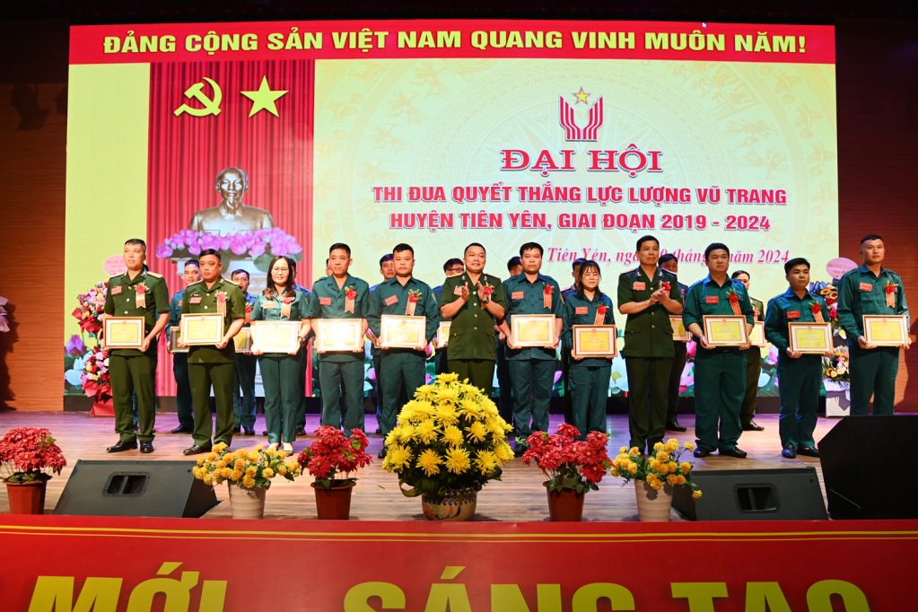 Lãnh đạo Ban CHQS huyện Tiên Yên khen thưởng cho các tập thể, cá nhân có thành tích xuất sắc trong phong trào thi đua quyết thắng LLVT huyện giai đoạn 2019 - 2024.