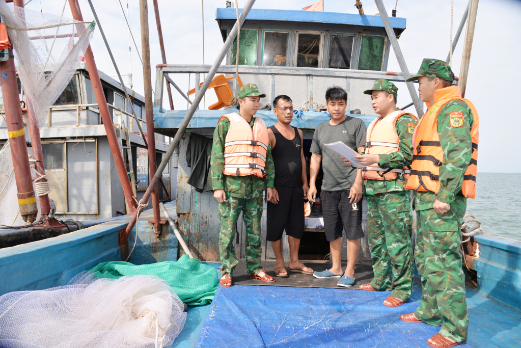 Đồn BPCK Cảng Vạn Gia tuyên truyền, phố biến pháp luật cho ngư dân.