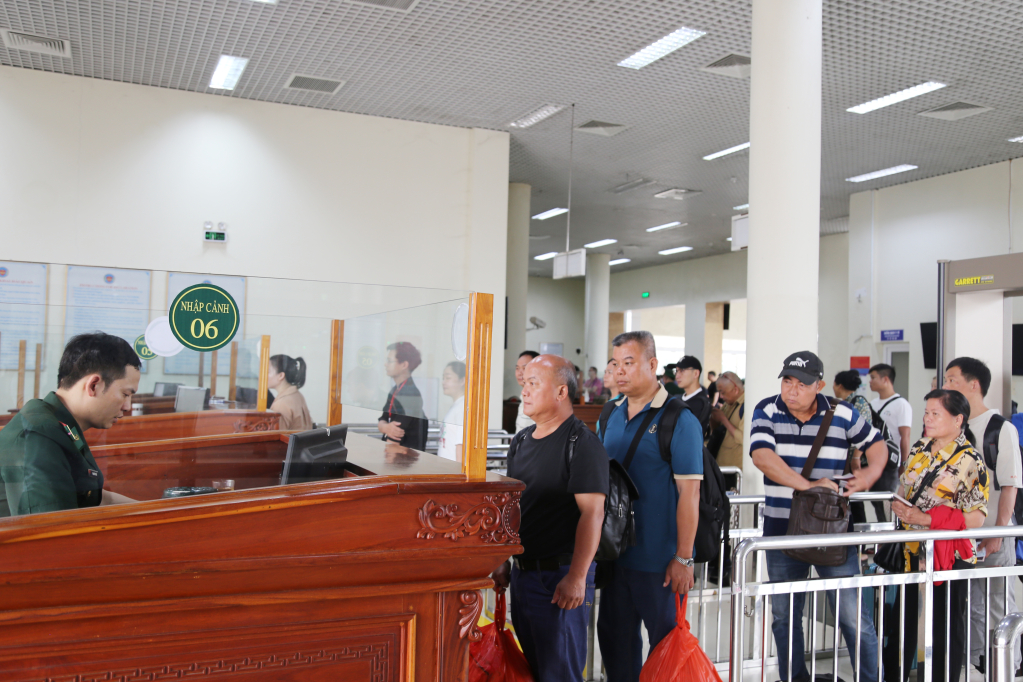 Cán bộ Đồn BPCKQT Móng Cái làm thủ tục XNC cho khách du lịch.