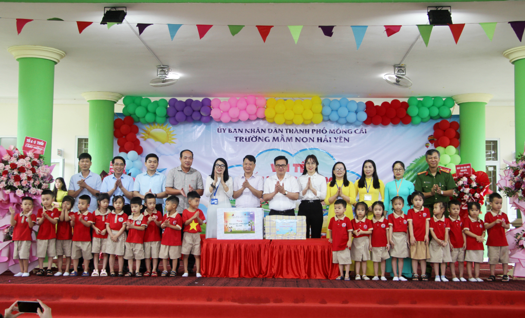 Các đồng chí lãnh đạo TP Móng Cái tặng quà cho các cháu Trường Mầm non Hải Yên.