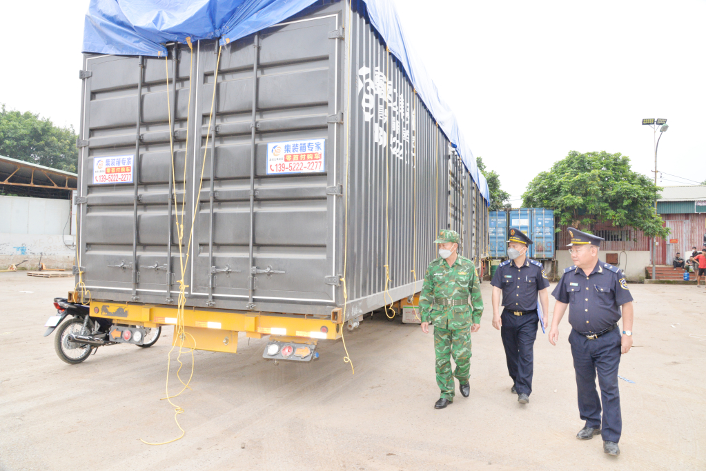Lực lượng biên phòng, hải quan Cửa khẩu Hoành Mô (huyện Bình Liêu) phối hợp kiểm tra phương tiện, hàng hóa XNC, XNK.