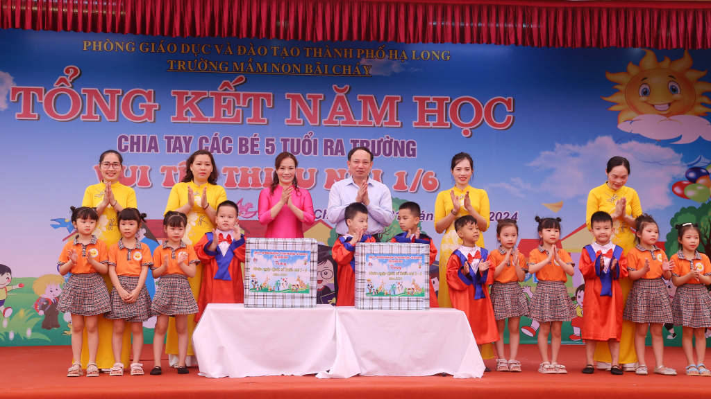 Đồng chí Nguyễn Xuân Ký, Ủy viên Trung ương Đảng, Bí thư Tỉnh ủy, Chủ tịch HĐND tỉnh tặng nhiều phần quà cho các cháu thiếu nhi.