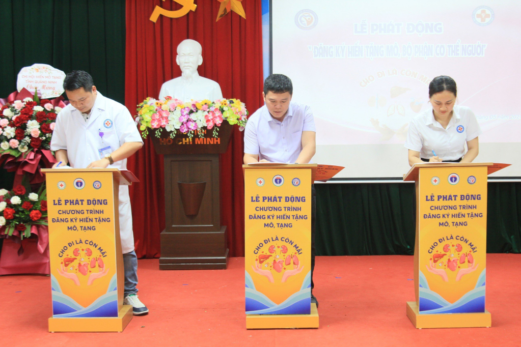 Cán bộ, viên chức Trung tâm Y tế huyện Tiên Yên tự nguyện đăng ký hiến mô, tạng bộ phận cơ thê người.