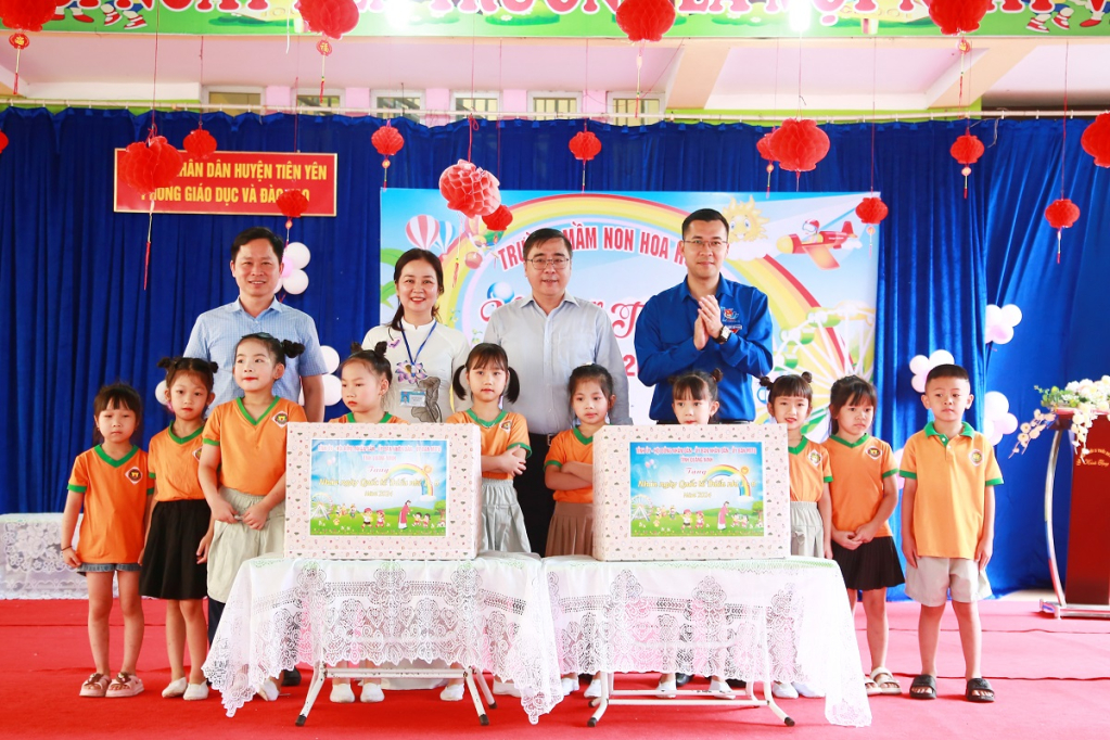 Lãnh đạo Tỉnh Đoàn Quảng Ninh và lãnh đạo huyện Tiên Yên trao quà cho các cháu thiếu nhi trường Mầm non Hoa Hồng, thị trấn Tiên Yên.