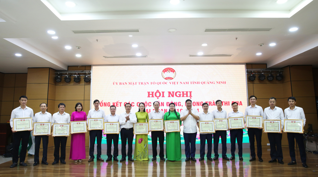 Ủy ban MTTQ Việt Nam tỉnh Quảng Ninh tặng bằng khen cho 15 tập thể có thành tích xuất sắc trong triển khai thực hiện các cuộc vận động, phong trào thi đua do MTTQ tỉnh chủ trì, phát động giai đoạn 2019-2024.