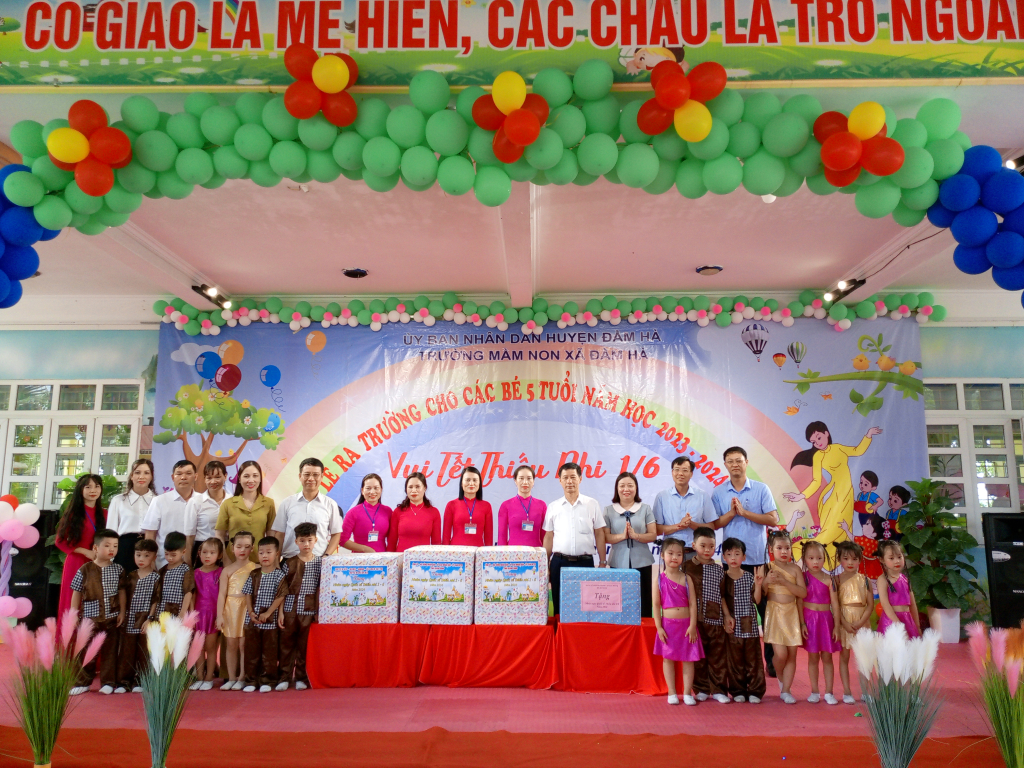 Đồng chí Nguyễn Hồng Dương - Ủy viên BTV Tỉnh ủy, Trưởng Ban Tuyên giáo Tỉnh ủy  thăm và tặng quà cho các cháu thiếu nhi Trường Mầm non xã Đầm Hà.