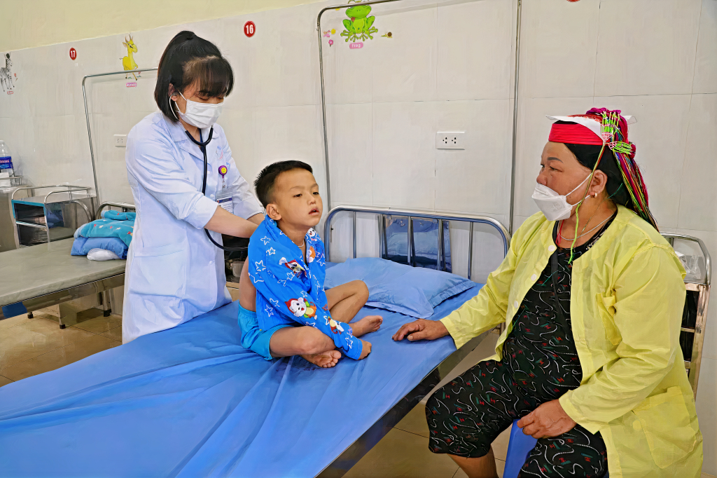 Chăm sóc sức khỏe cho trẻ em tại Trung tâm Y tế huyện Bình Liêu. Ảnh: Vân Anh