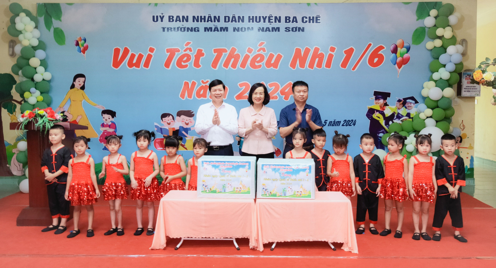 Đồng chí Bùi Thúy Phượng- Ủy viên Ban Thường vụ, Trưởng Ban tổ chức Tỉnh ủy thăm, tặng quà các cháu thiếu nhi Trường Mầm non xã Nam Sơn.