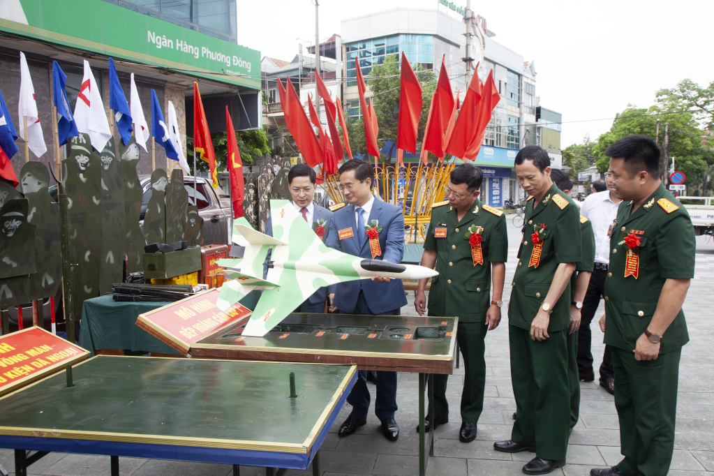 Đại biểu dự Đại hội thăm quan khu trưng bày mô hình học cụ huấn luyện Ban chỉ huy Quân sự thành phố Cẩm Phả