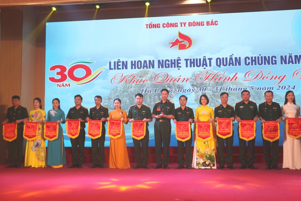 Lãnh đạo Tổng Công ty Đông Bắc trao tặng cờ lưu niệm cho các đoàn tham dự Liên hoan.