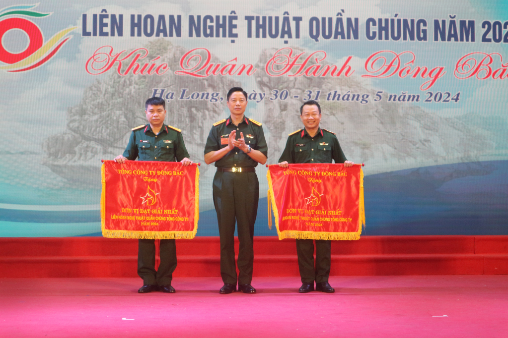 Lãnh đạo Tổng Công ty Đông Bắc trao cờ cho 2 tập thể đạt giải nhất tại Liên hoan.