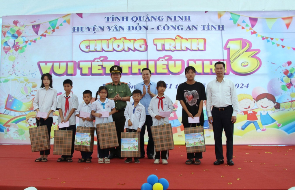 Tỉnh ủy, HĐND, UBND, UB MTTQ Việt Nam tỉnh Quảng Ninh trao tặng 10 suất quà cho các trẻ em có hoàn cảnh khó khăn trên địa bàn huyện.