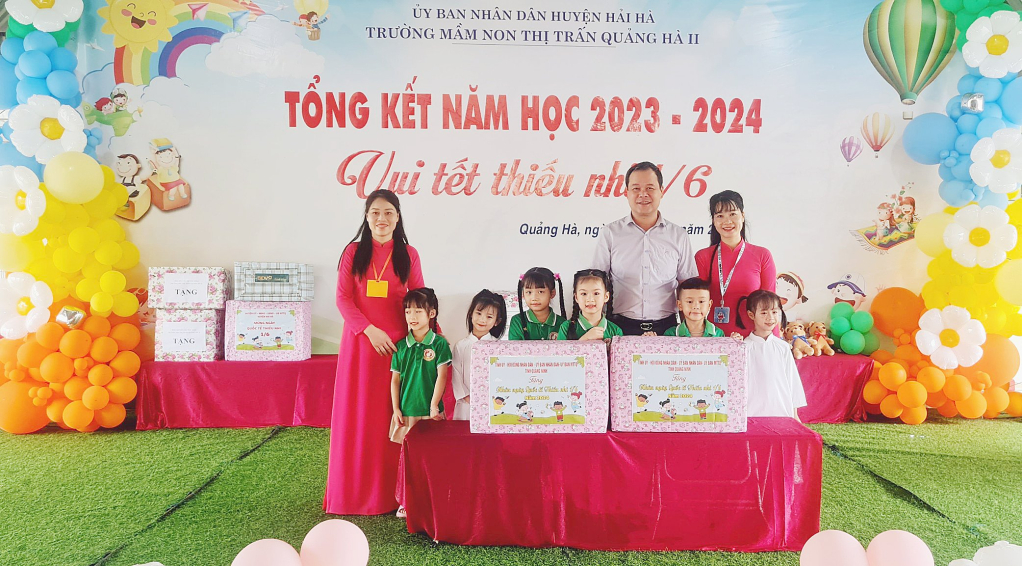Trưởng ban Nội chính Tỉnh uỷ tặng quà, vui Tết thiếu nhi cùng học sinh Trường Mầm non thị trấn Quảng Hà II.