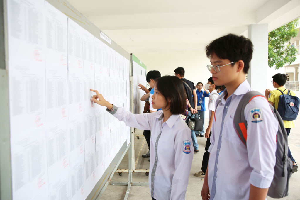 Các thí sinh làm thủ tục dự thi kỳ thi tuyển sinh vào lớp 10 năm học 2024-2025 - Báo Quảng Ninh điện tử