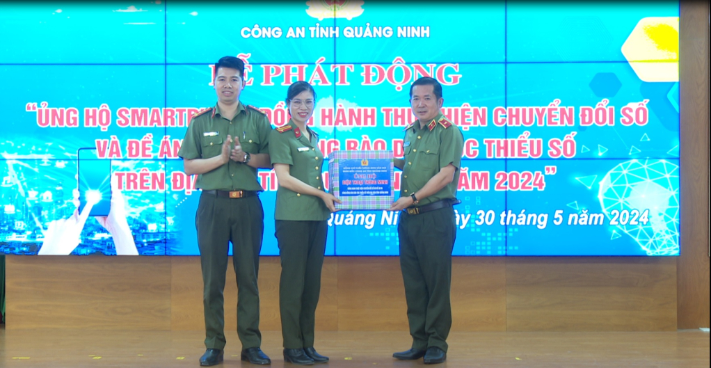 Thiếu tướng Đinh Văn Nơi, Giám đốc Công an tỉnh trao tặng điện thoại cho chương trình.