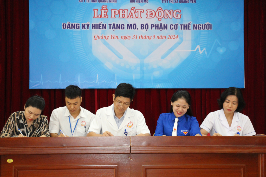 Ngay sau lễ phát động  đã có nhiều cán bộ, nhân viên Trung tâm y tế TX Quảng Yên đăng ký hiến tặng mô, bộ phận cơ thể người.